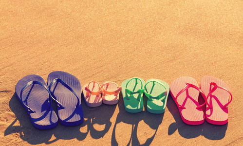 在海滩的多彩凉鞋