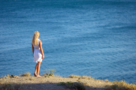 站在海滩上的年轻女孩