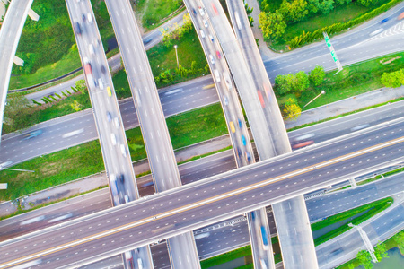 空中观车运动在交通路口路与绿树公园, 运输概念