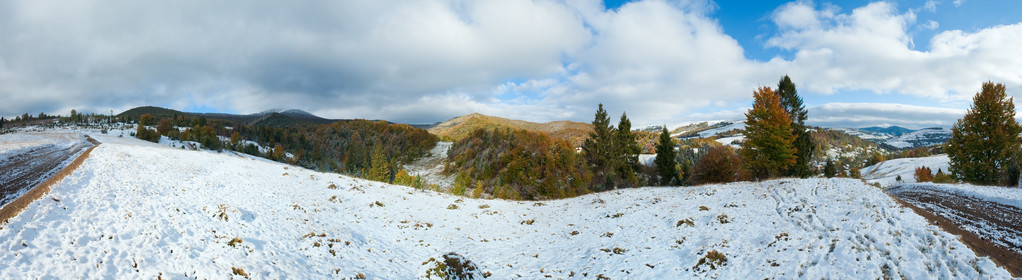 与第一次冬季雪 10 月喀尔巴阡山全景