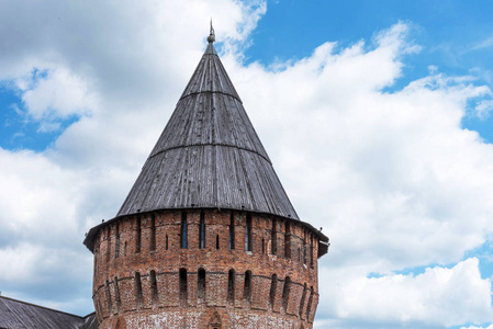 在夏日, 摩棱斯克, 俄罗斯, 在一个夏天, 关闭了摩棱斯克克里姆林宫堡垒墙的雷声塔, 以白云为蓝天。