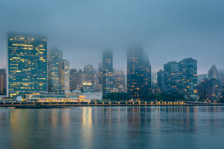 曼哈顿天际线的雾视图从龙门广场州立公园, 在长岛市, 皇后区, 纽约市