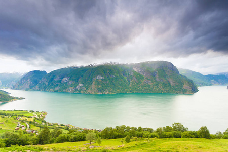旅游和旅行。风景秀丽的自然景观。从 Stegastein 的观点，如诗如画的 Aurlandfjord 和 Sognefjord