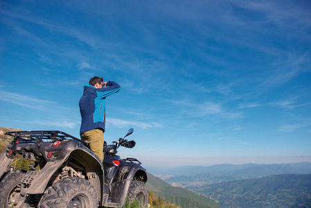 在山区道路上 Atv 四骑车人