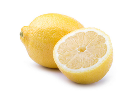 黄色整体和被分离的一半柠檬在白色背景下
