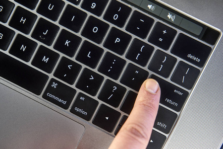 在笔记本电脑上工作, 笔记本女性手指单击键盘上的 enter 键, 人手指单击键盘工作概念上的输入或返回按钮