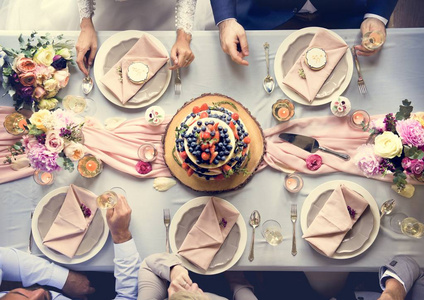 婚宴桌上的果味婚礼蛋糕鸟瞰图图片