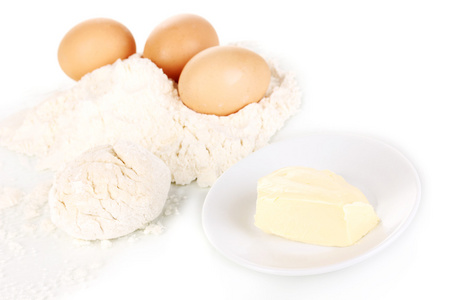 鸡蛋 面粉和黄油的特写镜头上白色隔离