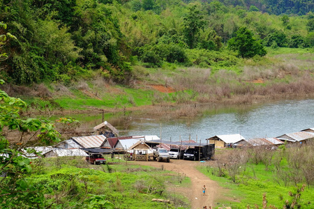 在泰国 Sangklaburi 考兰大坝附近, 大坝的河流和周围社区的景色. 2018 5月5日