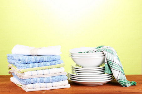 厨房毛巾的盘子上绿色背景特写
