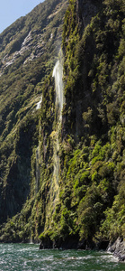 新西兰米尔福德峡湾瀑布