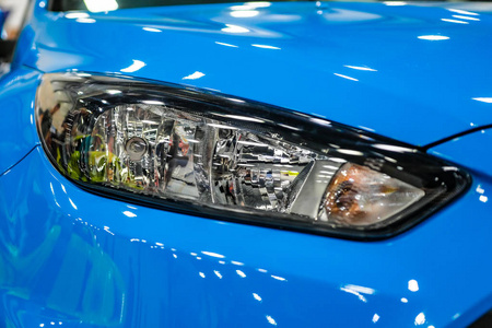 豪华蓝车车头灯特写。概念昂贵, 运动汽车。调整的概念。现代名牌汽车车灯
