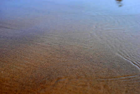 海浪涵盖海滩上的沙子