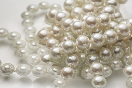 闪亮的白色珍珠在水中的字符串