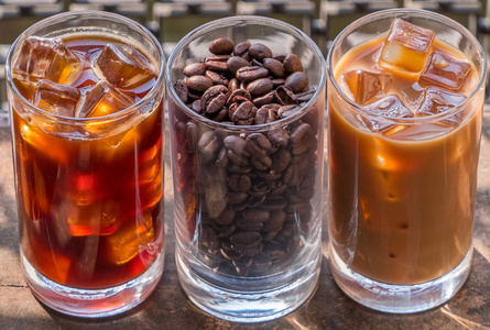 黑冰咖啡, 牛奶咖啡, 和豆子的木质背景