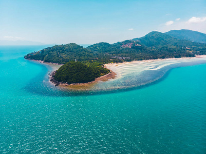 美丽的热带海滩和海的鸟瞰在海岛为旅行和假期的树