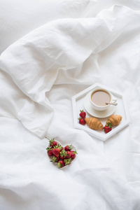 清晨早餐在床, 咖啡和牛角面包与 strawb