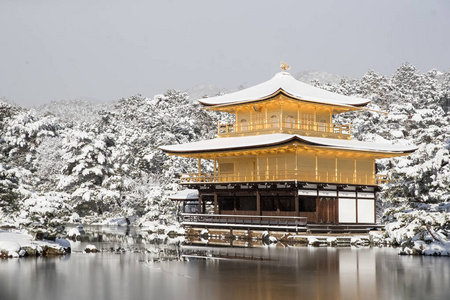 蓝色背景下的渺小天空：美丽的新增功能及山金季节旅行