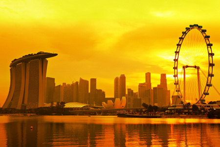 新加坡城市轮廓与金色的夕阳