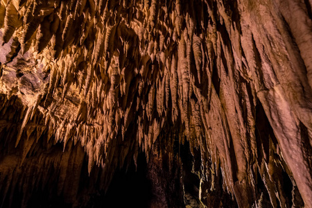 成千上万年的矿物形成在洞穴天花板被称为