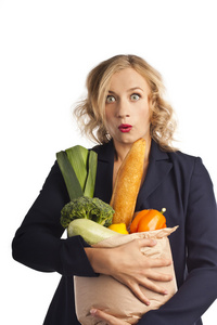 女人持有一个购物袋全素食食品