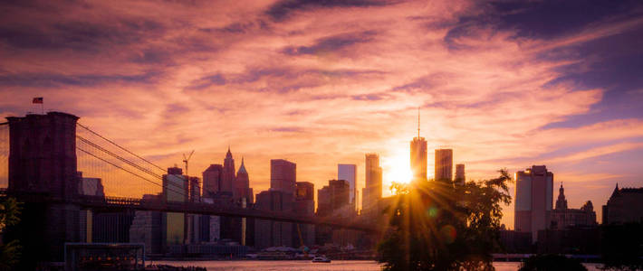 曼哈顿上空的日落。纽约布鲁克林区的曼哈顿美景