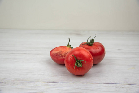 白色木桌上的红色西红柿