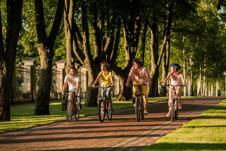 年轻运动活跃人在公园骑自行车