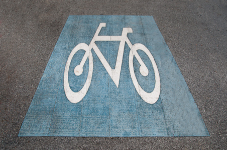 绘在人行道上的自行车道路标志