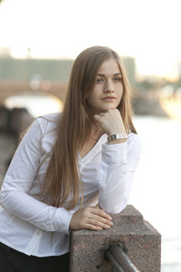 一个美丽的年轻女孩，在一件白衬衫的肖像