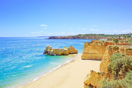 岩石海滩普拉亚达罗沙波尔图。阿尔加维。葡萄牙