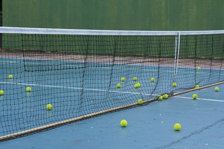 在法庭上练习网球球