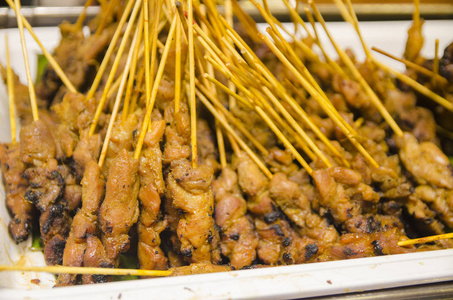 马来西亚著名的菜肴, 鸡沙爹. 用各种香料腌制木炭炉