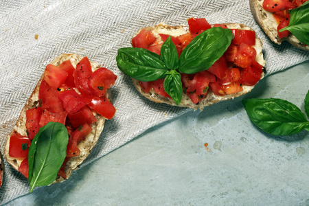 新鲜的西红柿 bruschetta。意大利食品开胃菜罗勒