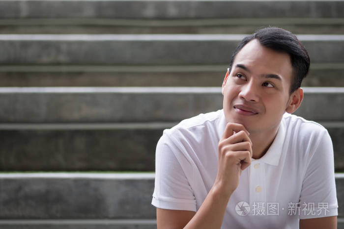 快乐微笑的帅哥在城市里仰望思索着思想计划未来年轻成人东南亚人模型