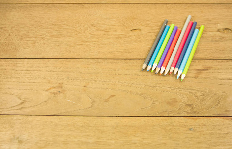 在木桌上画彩色铅笔