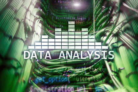 大数据分析文本在服务器室背景。互联网与现代技术理念