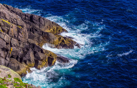 爱尔兰大西洋沿岸的野生蓝海水