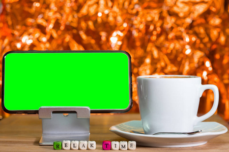 咖啡咖啡歇手机绿屏和 Relak 时间的木骰子次数