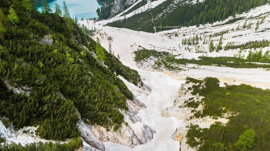 泥石流的空中看法与雪高在高山山