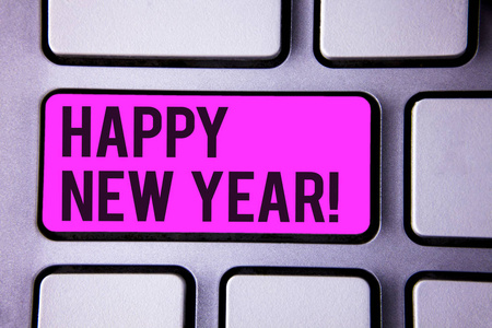 写便条, 显示新年快乐的呼唤。商务照片展示问候庆祝节日新鲜开始键盘紫色键黑色字母单词意向文本在计算机上
