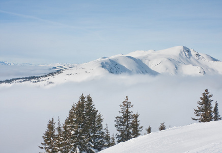 雪下的山。滑雪度假村喜来。奥地利