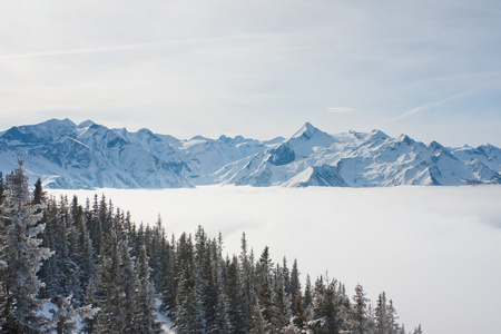 雪下的山。滑雪度假村喜来。奥地利