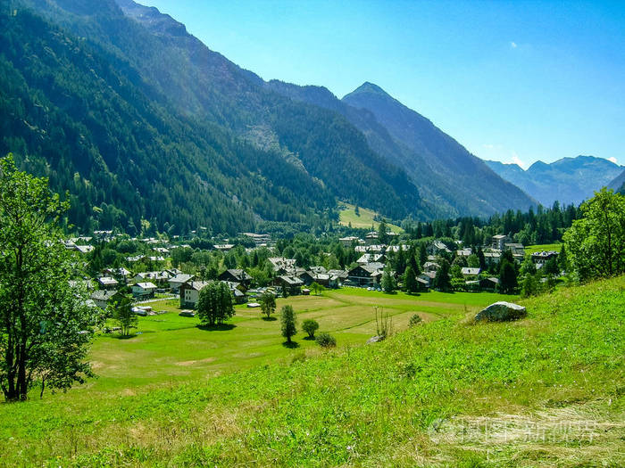 阿尔卑斯山全景gressoney山谷位于意大利北部的奥斯塔山谷它的标志是