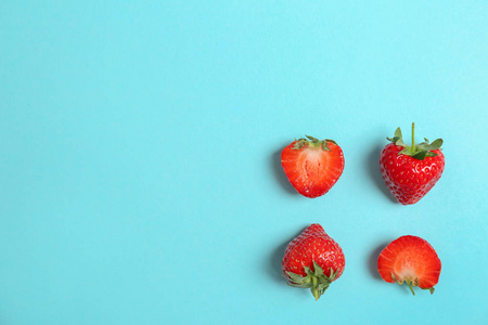 平的放置构成与可口成熟草莓在颜色背景