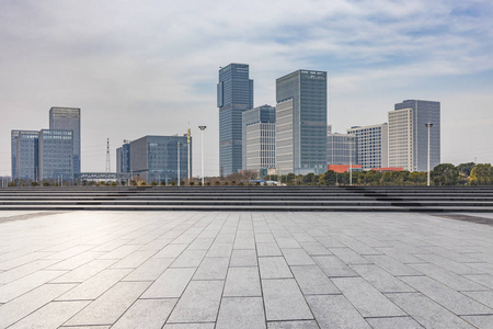 全景天际线和现代商务办公楼用空的路, 空的混凝土方形的地板