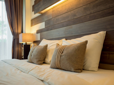豪华和自然风格的卧室, 床边的空双人床和台灯用木板装饰。