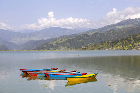 湖费瓦水和木船在博克拉, 尼泊尔与喜马拉雅山的背景