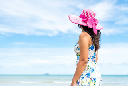 美丽的女人戴着帽子海滩和太阳镜的手在沙滩上, 绿色的海洋和蓝天背景下的暑假和假期概念