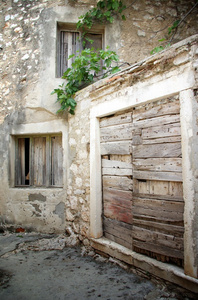 老被遗弃的石头房子在克罗地亚